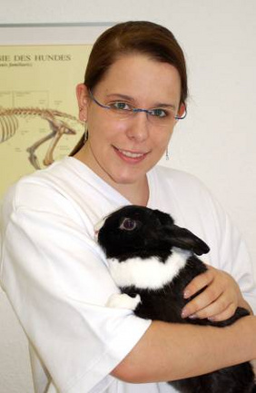 Kaninchen auf dem Arm der Tierarzthelferin